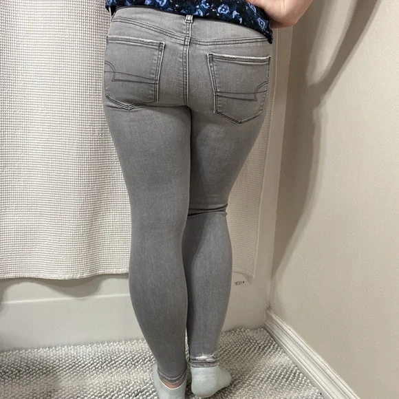 Women’s American Eagle Outfitters Distressed Grey Jegging Jeans. Size 4 short. - Picture 4 of 16